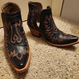 ARIAT ankle boots, size 9.5W